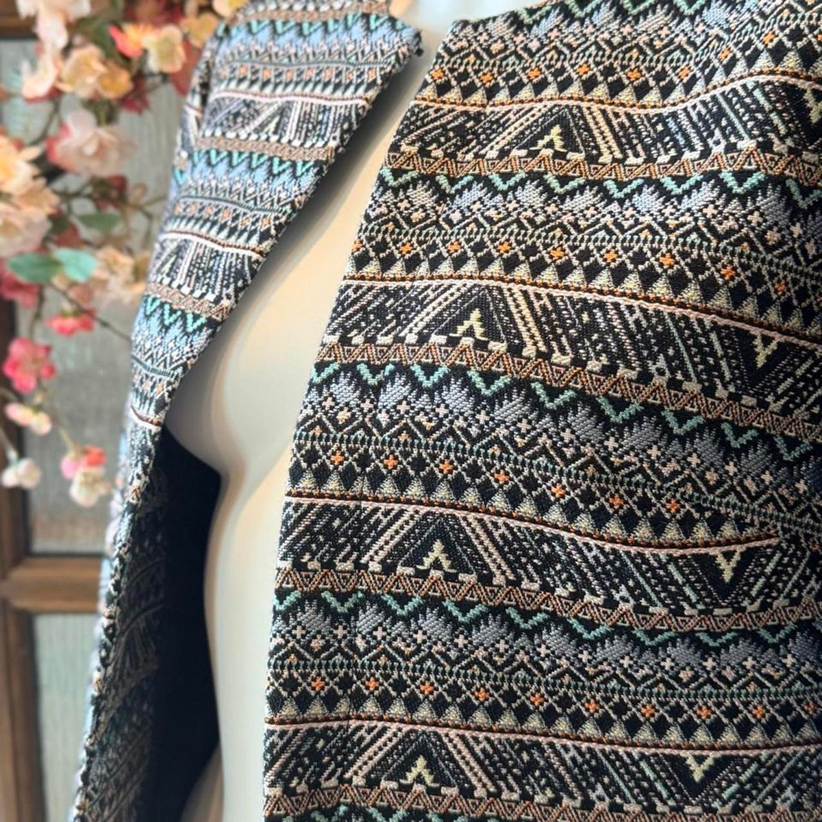 0098 Tahari black, white, and beige geometric patterned elegant boho jacket